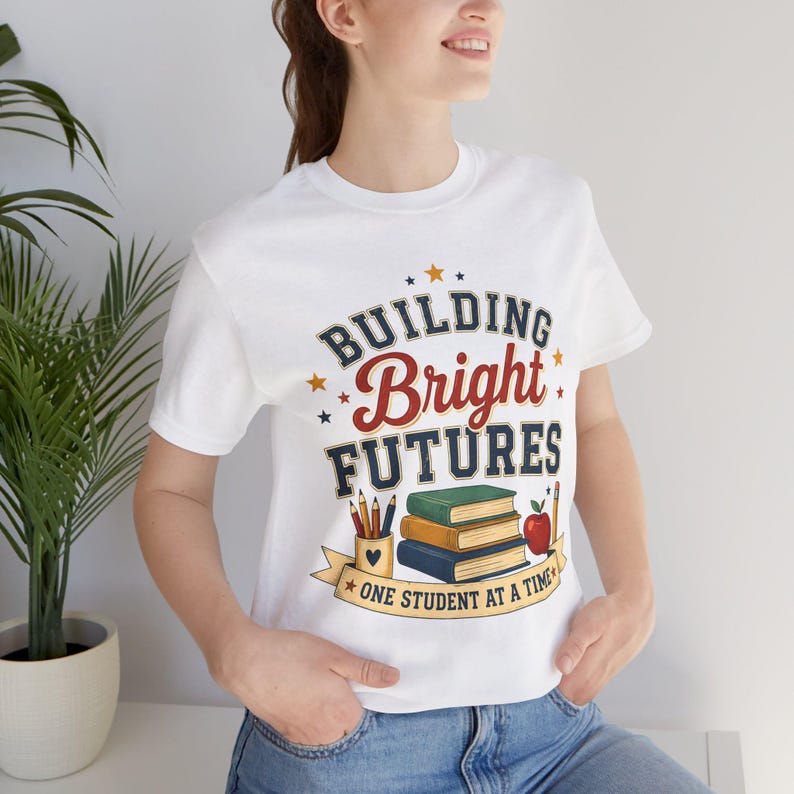 Camiseta "Construindo Futuros Brilhantes" | Homenagem aos Professores, Livros Escolares e Design da Apple imagem 9