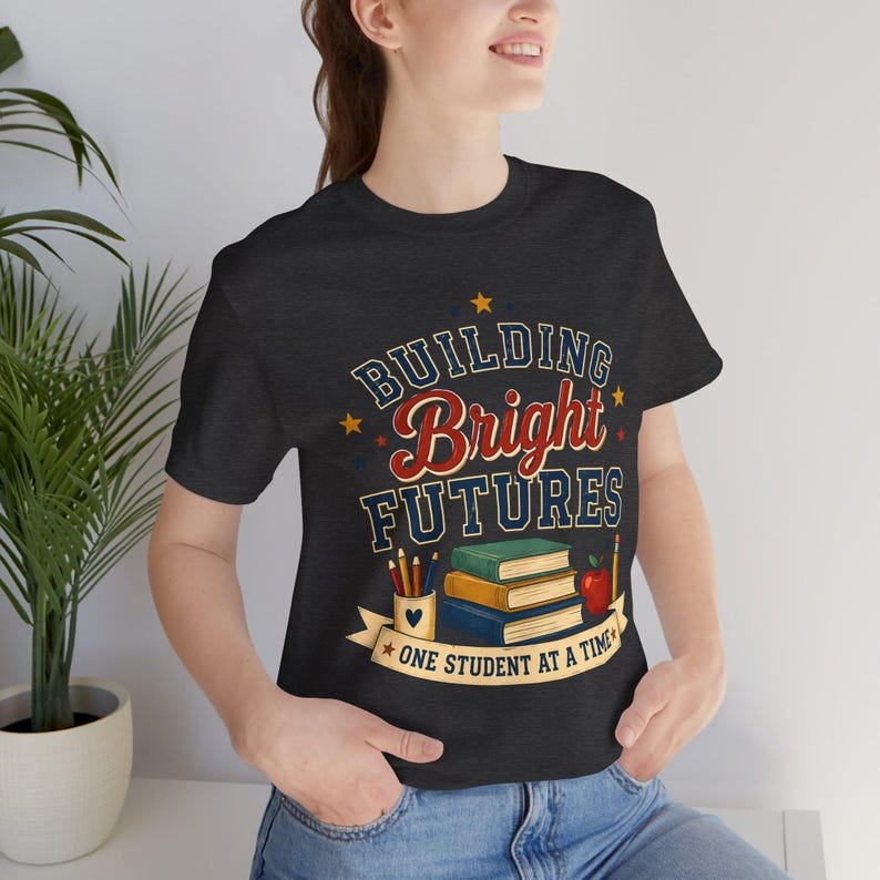 Camiseta "Construindo Futuros Brilhantes" | Homenagem aos Professores, Livros Escolares e Design da Apple imagem 12