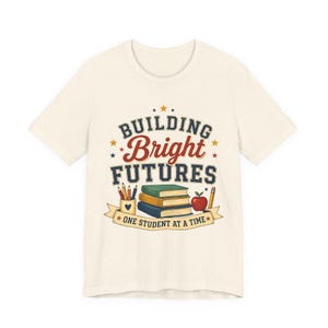 Camiseta "Construindo Futuros Brilhantes" | Homenagem aos Professores, Livros Escolares e Design da Apple imagem 6