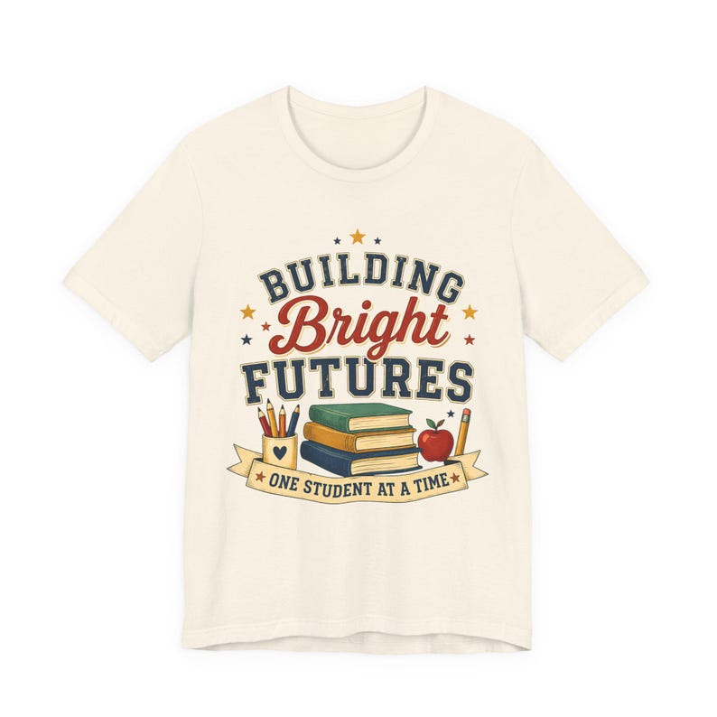 Camiseta "Construindo Futuros Brilhantes" | Homenagem aos Professores, Livros Escolares e Design da Apple imagem 6