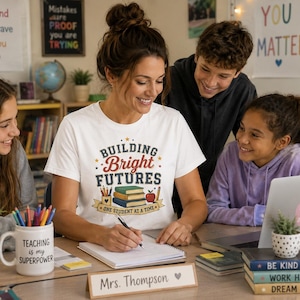Camiseta "Construindo Futuros Brilhantes" | Homenagem aos Professores, Livros Escolares e Design da Apple imagem 2