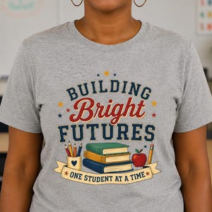 Camiseta "Construindo Futuros Brilhantes" | Homenagem aos Professores, Livros Escolares e Design da Apple imagem 4
