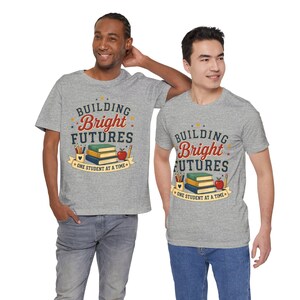 Camiseta "Construindo Futuros Brilhantes" | Homenagem aos Professores, Livros Escolares e Design da Apple imagem 15