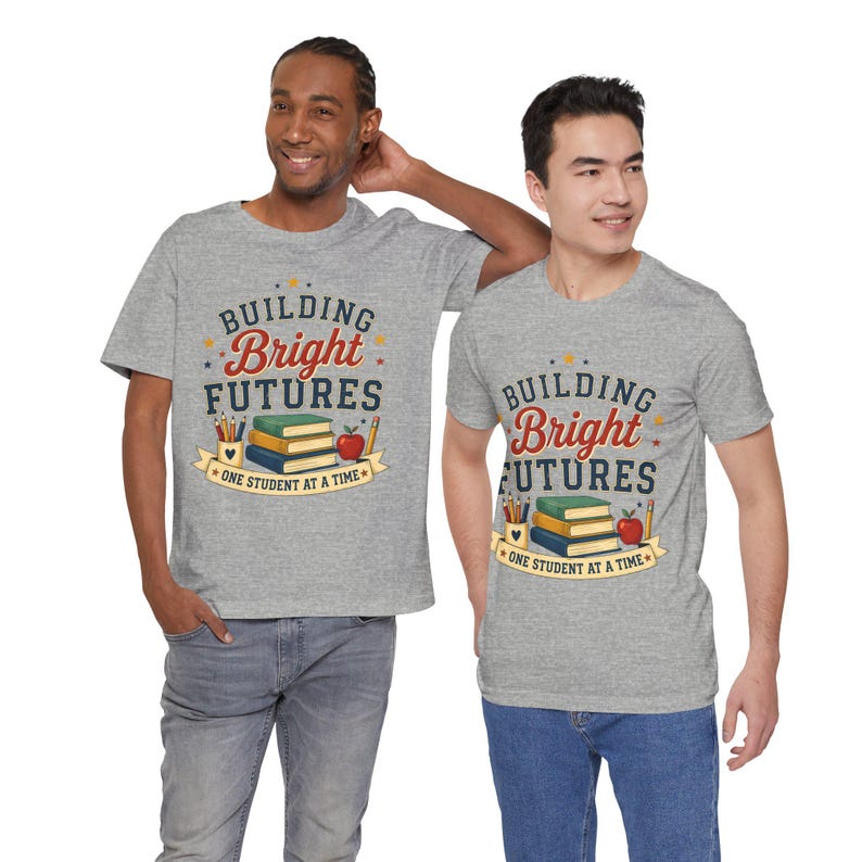 Camiseta "Construindo Futuros Brilhantes" | Homenagem aos Professores, Livros Escolares e Design da Apple imagem 15
