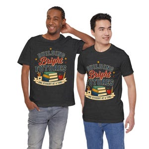 Camiseta "Construindo Futuros Brilhantes" | Homenagem aos Professores, Livros Escolares e Design da Apple imagem 16