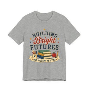 Camiseta "Construindo Futuros Brilhantes" | Homenagem aos Professores, Livros Escolares e Design da Apple imagem 7