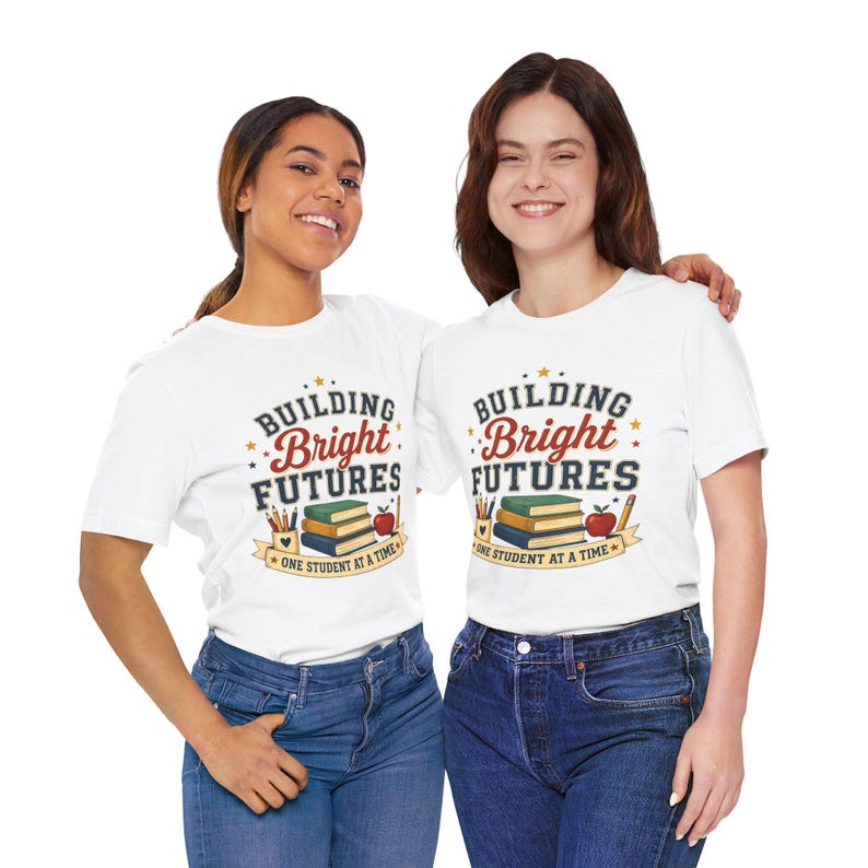 Camiseta "Construindo Futuros Brilhantes" | Homenagem aos Professores, Livros Escolares e Design da Apple imagem 13