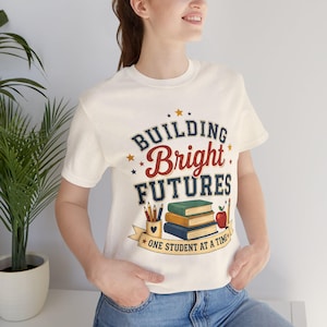 Camiseta "Construindo Futuros Brilhantes" | Homenagem aos Professores, Livros Escolares e Design da Apple imagem 10