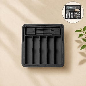 K&ouml;nnte beinhalten: Ein schwarzer Besteck-Organizer mit mehreren F&auml;chern f&uuml;r Besteck. Der Organizer hat eine rechteckige Form mit einem Deckel und ist f&uuml;r den Einbau in eine Schublade konzipiert. Ein kleineres inset-Bild zeigt den Organizer mit Utensilien gef&uuml;llt.
