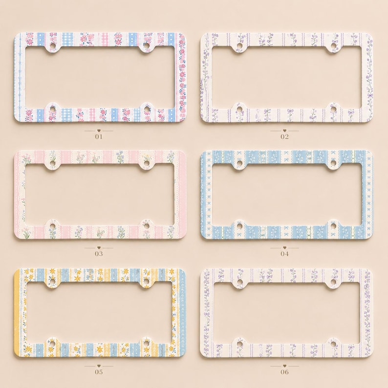 Op de afbeelding: Zes decoratieve kentekenplaathouders met bloemen- en patroonontwerpen. De frames hebben pastelkleuren zoals blauw, roze en geel, met verschillende bloemen- en geometrische patronen. Elk frame heeft montagegaten.