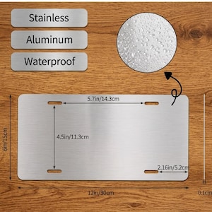 Op de afbeelding: Een roestvrijstalen kentekenplaat van 30 cm x 15 cm, met drie montagegaten. De plaat is voorzien van de tekst "Stainless", "Aluminum" en "Waterproof". Er is ook een cirkelvormige afbeelding met waterdruppels.