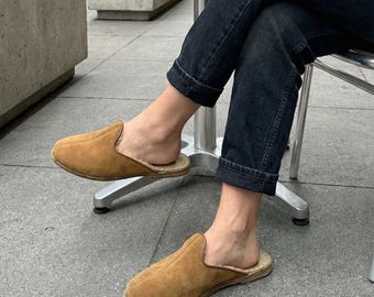 Pantuflas sin talón de ante color camel / Mules forradas de borrego / Hechas a mano en Turquía y Anatolia / Diseño Zero Drop para interiores y exteriores / Capadocia