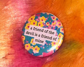 Przypinka „Przyjaciel diabła jest mój” – akcesorium Punk Rave
