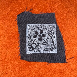 Parche hecho a mano con diseño floral blanco y espiral geométrica de sol sobre fondo negro – Accesorio punk (7,6 x 7,6 cm)