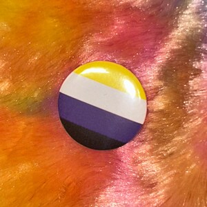 Botón con la bandera del orgullo no binario