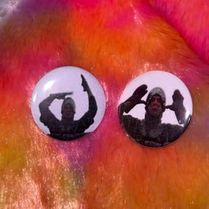 Monty Python 2er Set - The Frenchman Pins Anstecker Anstecker - Punk Rave Accessoire