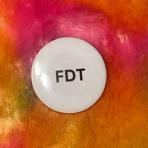 Svartvit FDT Fuck Donald Trump Pin Button Badge — Punk Rave Accessoar