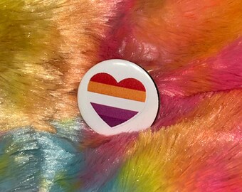 Przypinka w kształcie serca z tęczową flagą lesbijską