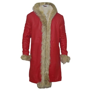 Peut inclure: Un long manteau rouge doté d'une épaisse bordure en fausse fourrure beige le long de la capuche, de l'ouverture avant et des poignets. Le manteau présente un extérieur rouge lisse et une doublure intérieure claire, arrivant aux genoux.
