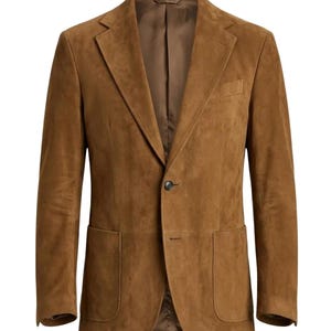Op de afbeelding: Een beige suède blazer met een enkele knoopsluiting aan de voorzijde, inkepingen in de revers en twee grote opgestikte zakken bij de taille. De jas is afgewerkt met een gladde, bijpassende bruine voering en lange mouwen met schouderstructuur.