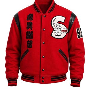 Puede incluir: Una chaqueta universitaria roja con mangas de cuero negro y ribetes acanalados a rayas negras. El frente presenta caracteres asiáticos bordados en negro, un gran parche con la letra S blanca y un marinero, y el número 92 en la manga.