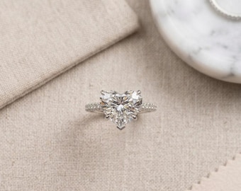 Bague de fiançailles en coeur de 3 carats et diamants cachés en laboratoire avec halo pavé, or blanc