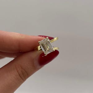 2 CT Smaragd Diamant, IGI-zertifiziert, 18K Gelbgold Verlobungsring mit geteiltem Schaft