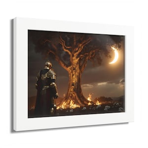 Puede incluir: Obra de arte enmarcada que representa a un caballero con armadura dorada frente a un árbol en llamas bajo una luna creciente. La escena se desarrolla contra un cielo oscuro y dramático con llamas y flores blancas en primer plano. La obra está en un marco blanco.
