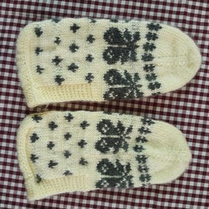 Pantuflas de punto hechas a mano con forma de mariposa / Zapatillas de casa color crema y negro / Calcetines pantufla cómodos para estar en casa / Calzado con estampado nórdico / Hilo negro marino