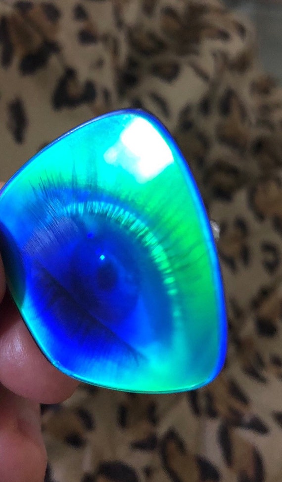 80's hologram 3-D Eye Pin detailed with eyelashes 