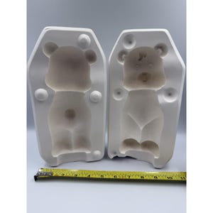 Könnte beinhalten: Ein Set aus drei Keramikbechern mit gesprenkelter, matter Oberfläche. Die Becher sind in Creme-, Hellgrau- und Dunkelgrautönen gehalten. Jeder Becher hat ein schlichtes, minimalistisches Design, ideal für Kaffee oder Tee.
