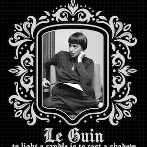 Puede incluir: Imagen en blanco y negro de un retrato enmarcado de Ursula K. Le Guin, rodeado por un borde blanco decorativo. El texto "Le Guin" y una cita est&aacute;n en la parte inferior de la imagen. El fondo es una cuadr&iacute;cula negra.