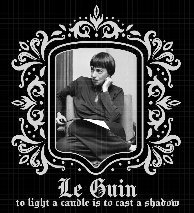 Puede incluir: Imagen en blanco y negro de un retrato enmarcado de Ursula K. Le Guin, rodeado por un borde blanco decorativo. El texto "Le Guin" y una cita est&aacute;n en la parte inferior de la imagen. El fondo es una cuadr&iacute;cula negra.
