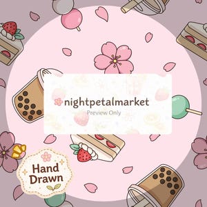 Può includere: Motivo disegnato a mano con fiori di ciliegio rosa, fette di torta alle fragole, tè boba e dango. Il design include il testo "nightpetalmarket" e "Preview Only". Un piccolo badge recita "Disegnato a mano". Lo sfondo è rosa tenue.