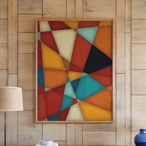 Puede incluir: Un salón moderno con un mueble de TV de madera, una obra de arte abstracta enmarcada con formas rojas, naranjas y azules, una lámpara beige y un jarrón azul. La habitación tiene paneles de madera y estanterías empotradas.