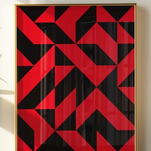 Può includere: Una stampa incorniciata con un motivo geometrico rosso e nero è appesa al muro. Una lampada da tavolo rossa e arancione con base dorata è su una superficie bianca, accanto a piante in vaso.