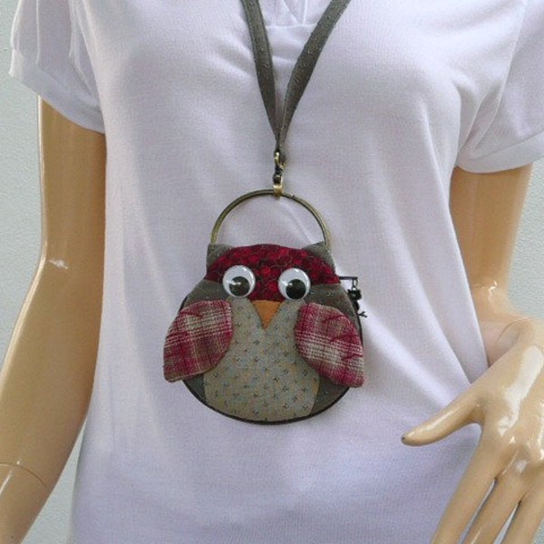 Owl Keys Pouch with internal slip pocket that is perfect for carrying your ID card, Debit Cards and some cash.