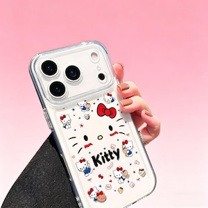 Puede incluir: Funda de teléfono transparente con diseño de Hello Kitty. La funda tiene un fondo blanco con múltiples ilustraciones de Hello Kitty, un lazo rojo y la palabra "Kitty" en negro. La funda se sostiene en una mano.