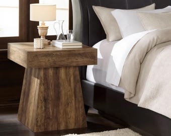 幅広のベースが付いた正方形のサイドテーブル、ファームハウススタイルのナイトスタンド