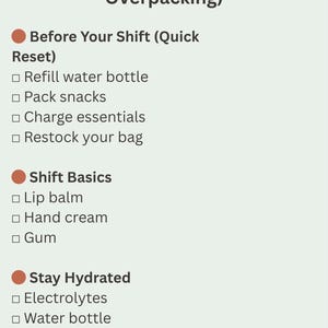 Może przedstawiać: Wydrukowana lista kontrolna zatytułowana "Nurse Work Bag Checklist (No Overpacking)" z sekcjami "Before Your Shift", "Shift Basics" i "Stay Hydrated". Zawiera elementy takie jak butelka wody, przekąski, balsam do ust i elektrolity.