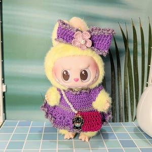 Handgemaakte gehaakte Labubu-outfitset: paarse bloemenprinsesjurk en hoofdband met strik afbeelding 5