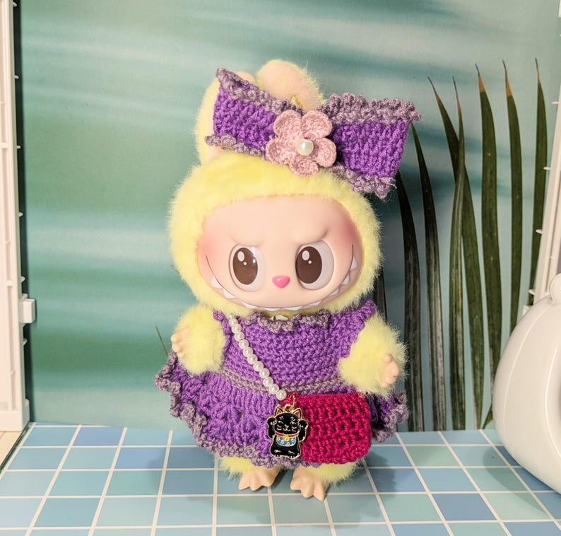 Handgemaakte gehaakte Labubu-outfitset: paarse bloemenprinsesjurk en hoofdband met strik afbeelding 5