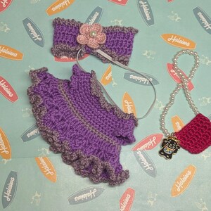 Handgemaakte gehaakte Labubu-outfitset: paarse bloemenprinsesjurk en hoofdband met strik afbeelding 2