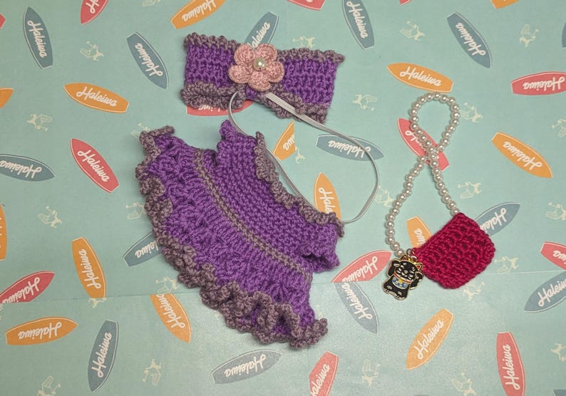 Handgemaakte gehaakte Labubu-outfitset: paarse bloemenprinsesjurk en hoofdband met strik afbeelding 2