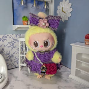 Op de afbeelding: Een set van drie keramische mokken met een gespikkelde, matte afwerking. De mokken zijn in tinten cr&egrave;me, lichtgrijs en donkergrijs. Elke mok heeft een eenvoudig, minimalistisch ontwerp, perfect voor koffie of thee.