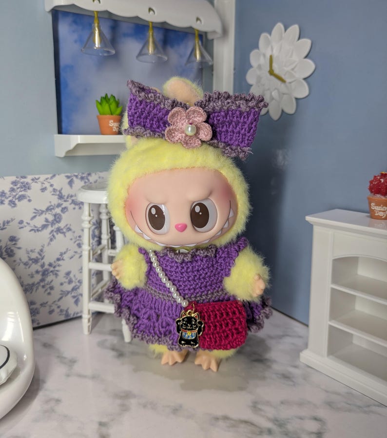 Op de afbeelding: Een set van drie keramische mokken met een gespikkelde, matte afwerking. De mokken zijn in tinten cr&egrave;me, lichtgrijs en donkergrijs. Elke mok heeft een eenvoudig, minimalistisch ontwerp, perfect voor koffie of thee.