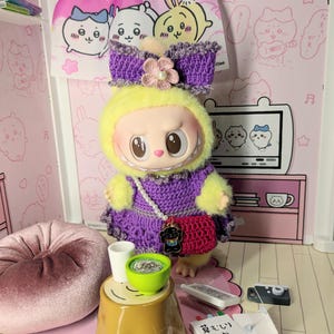 Op de afbeelding: Een set van drie keramische mokken met een gespikkelde, matte afwerking. De mokken zijn in cr&egrave;me, lichtbruin en donkerbruin. Elke mok heeft een eenvoudig, minimalistisch ontwerp en een afgeronde handgreep. Geschikt voor koffie, thee of andere dranken.