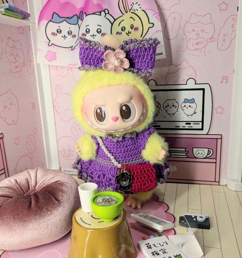 Op de afbeelding: Een set van drie keramische mokken met een gespikkelde, matte afwerking. De mokken zijn in cr&egrave;me, lichtbruin en donkerbruin. Elke mok heeft een eenvoudig, minimalistisch ontwerp en een afgeronde handgreep. Geschikt voor koffie, thee of andere dranken.