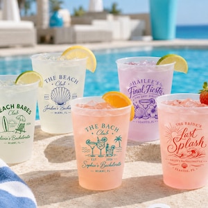Pu&ograve; includere: Cinque bicchieri di plastica trasparente riempiti con bevande colorate e ghiaccio, ognuno con disegni e testi stampati unici come Beach Babes Club, The Beach Club, Hailee's Final Fiesta, The Bach Club e The Bride's Last Splash con guarnizioni di frutta.