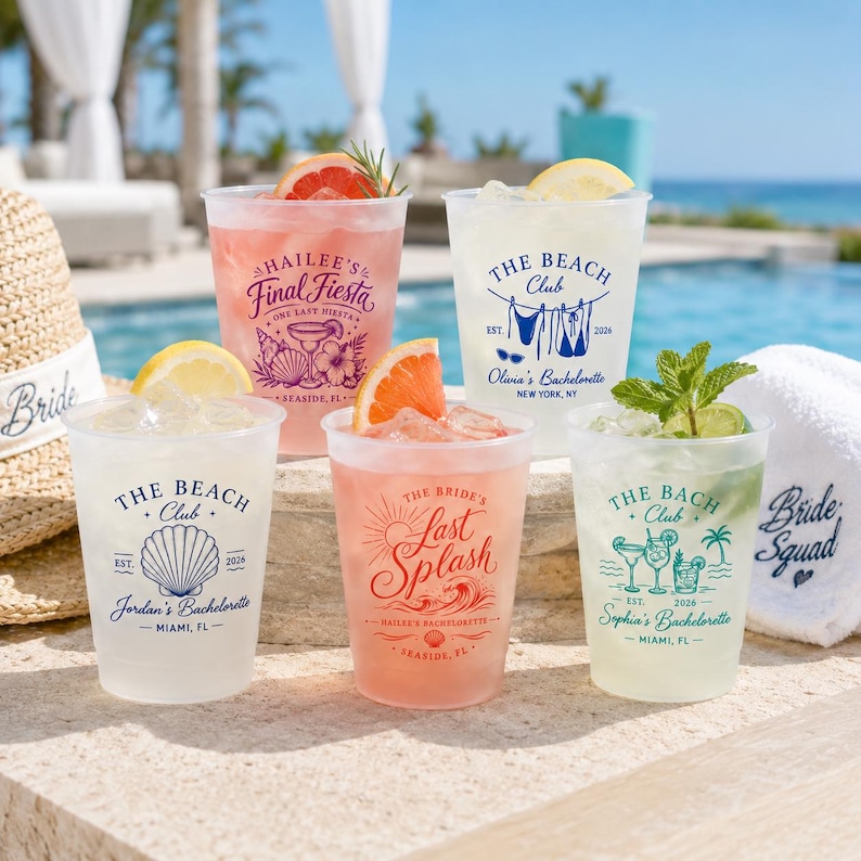 Pu&ograve; includere: Cinque bicchieri di plastica trasparente riempiti con cocktail ghiacciati, ognuno con testi e grafiche personalizzate come "Hailee's Final Fiesta", "The Beach Club" e "The Bride's Last Splash". I bicchieri sono guarniti con fette di agrumi e menta.